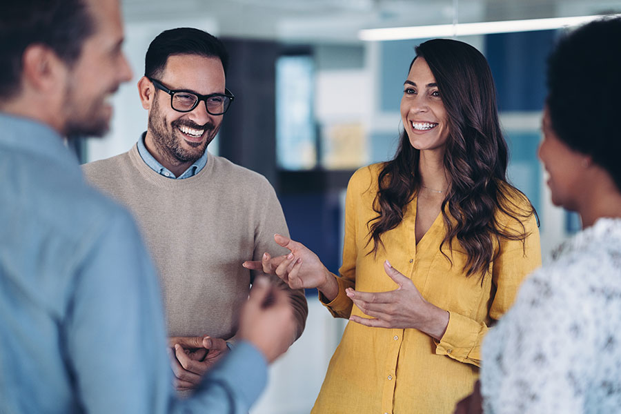 Un groupe de 4 personnes en discussion